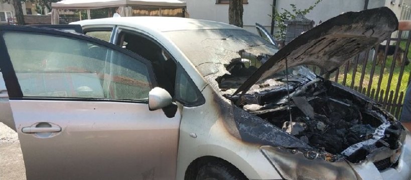 Pożar samochodu na osiedlu XXX-lecia w Rybnie