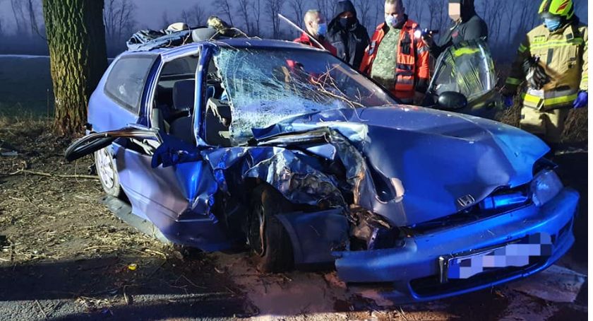 Wypadek w Kaźmierowie - pojazd zatrzymał się na drzewie 