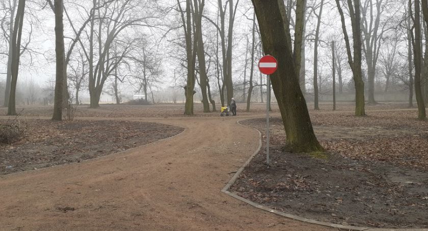 Oznakowanie alejek Zabytkowego Parku w Młodzieszynie