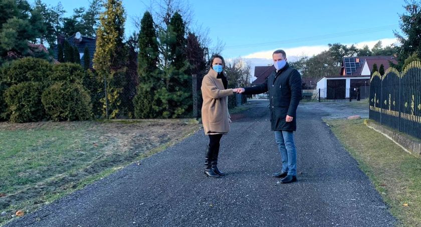 Młodzieszyn. W miejscowości Helenka-Borki wykonana została nawierzchnia z destruktu