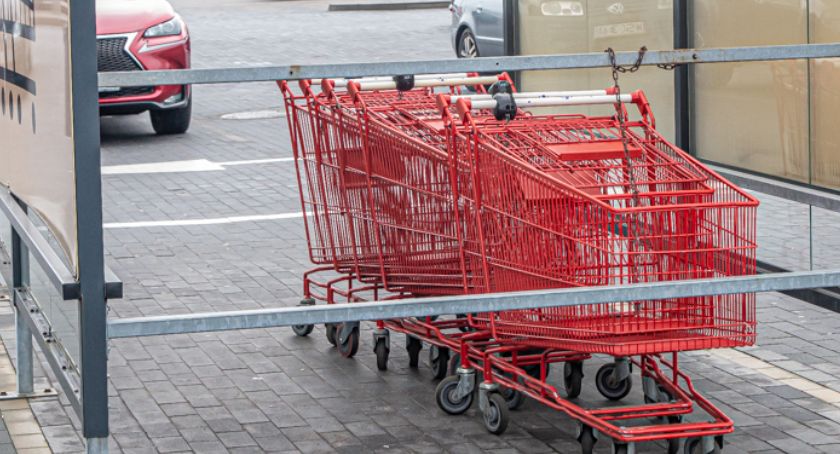 Sochaczew - uszkodził szybę podczas ucieczki z kradzionym alkoholem i artykułami spożywczymi