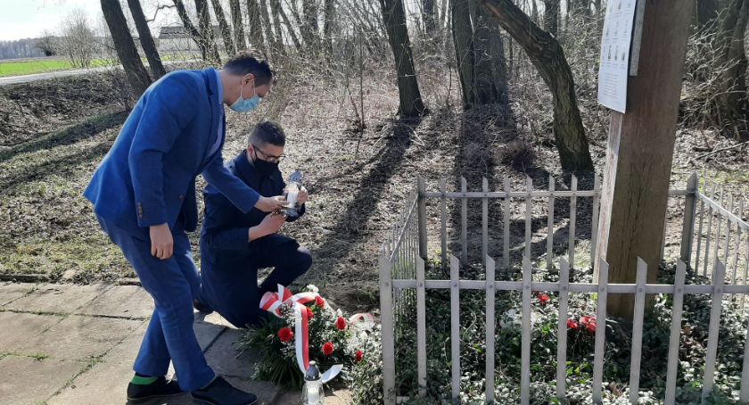 Wójt Damian Jaworski pamięta o poległych w Bronisławach.