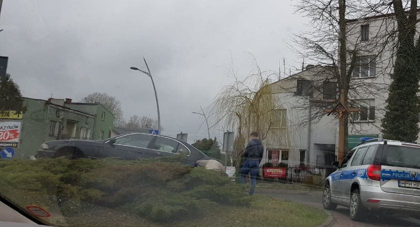 Wjechał w rondo w Chodakowie