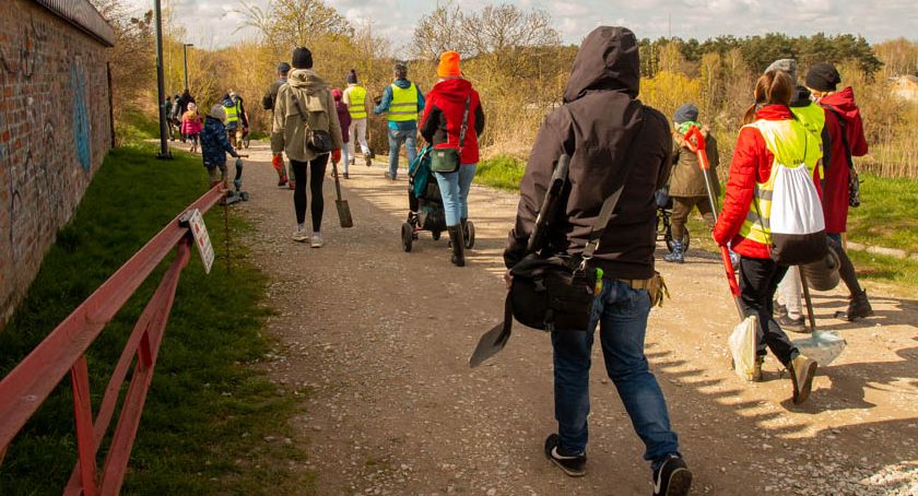 Bulwary nad Bzurą - Otwarty Sochaczew w akcji sadzenia drzew [FOTO]
