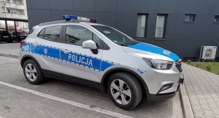 Trzylatek w eskorcie policyjnej przewieziony do szpitala