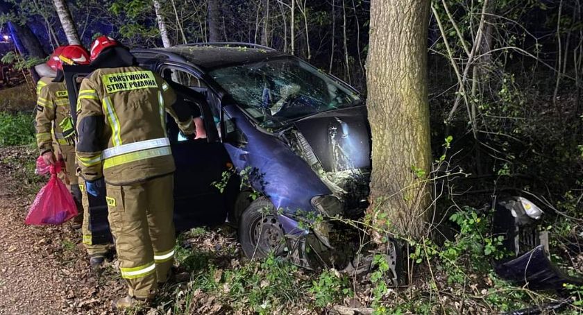Nowy Kozłów - po pijanemu wjechał samochodem w drzewo