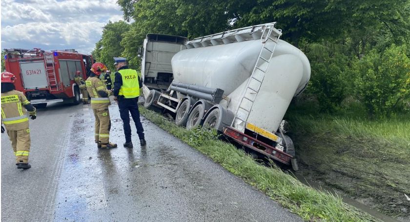Roztropna, gmina Nowa Sucha – ciężarówka w rowie