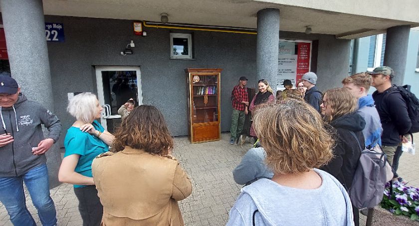Szafa do wymiany książek w Sochaczewie - Jacek Hugo Bader zainauguruje jej otwarcie [WIDEO]