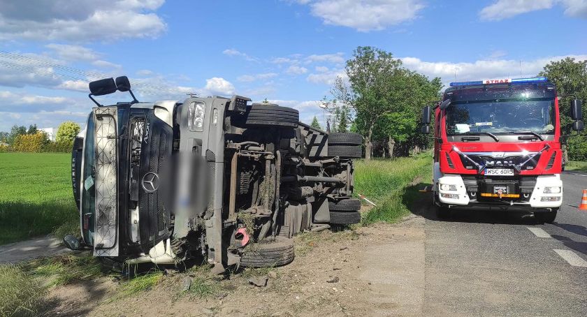 Topołowa, DK 92 - samochód ciężarowy w rowie
