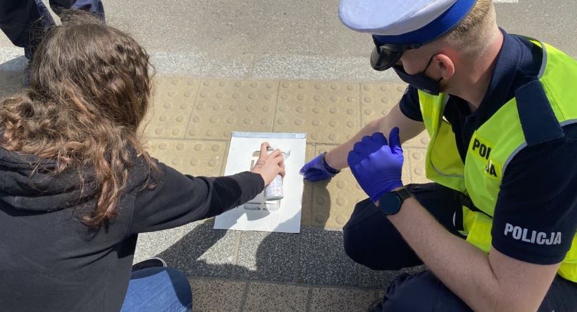 Nowe przepisy drogowe – uczniowie LO Chopina i policjanci we wspólnej akcji