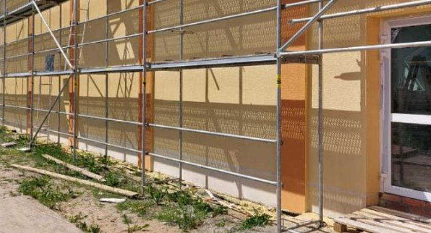 Hala w Brzozowie na finiszu, Maluch+ w Giżycach na starcie - oświatowe inwestycje w gminie Iłów 