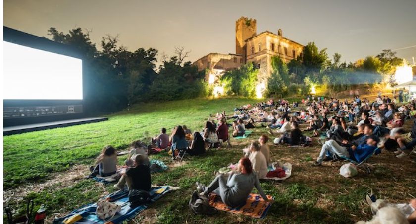 Wójt Damian Jaworski zaprasza mieszkańców na profilaktyczne kino letnie