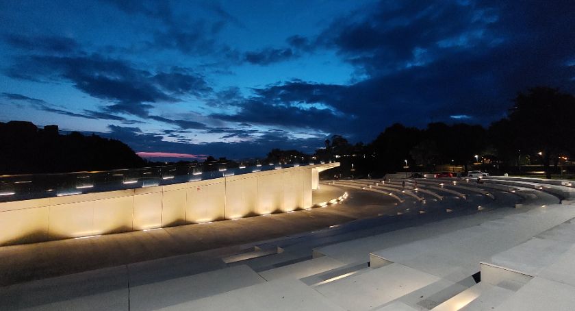 Amfiteatr w Sochaczewie 2021 - obiekt lśni, a zamek znika [FOTO i WIDEO]