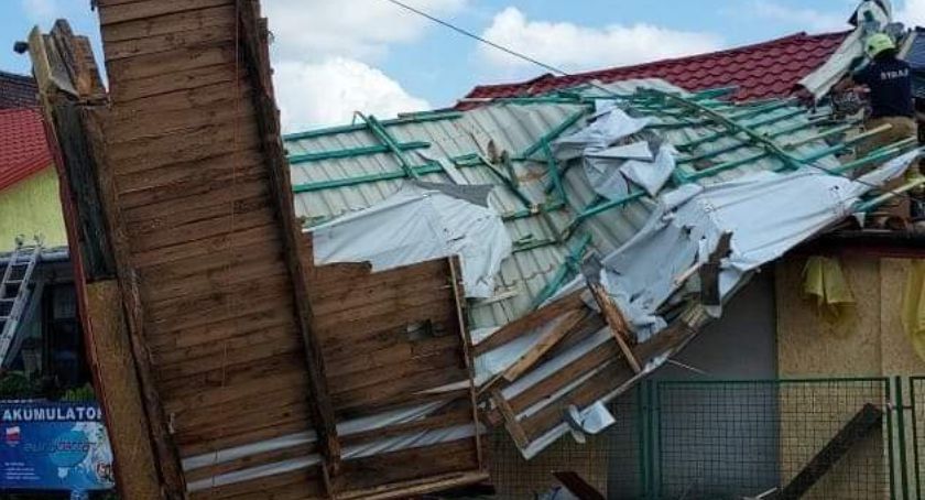 Strażacy z Paprotni i Teresina pomagają sąsiadom w usuwaniu skutków burzy