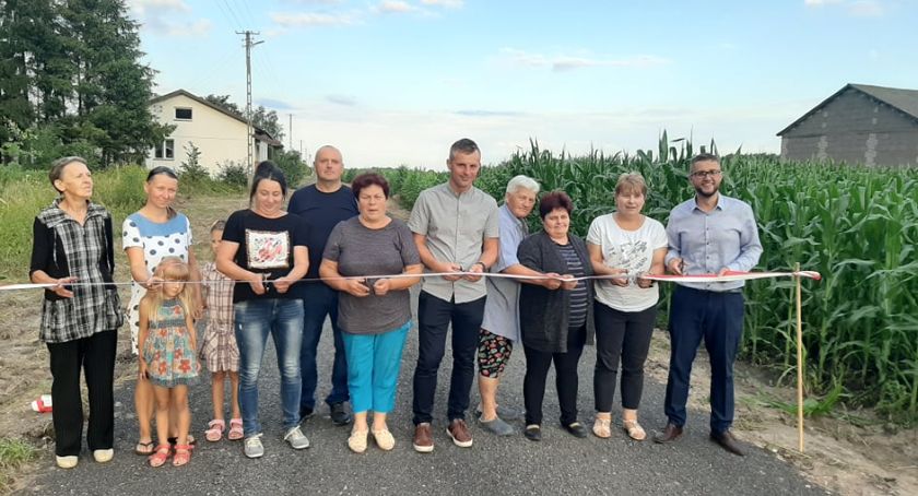 Rybno. Zakończyły się  prace przy remoncie drogi  w Konstantynowie