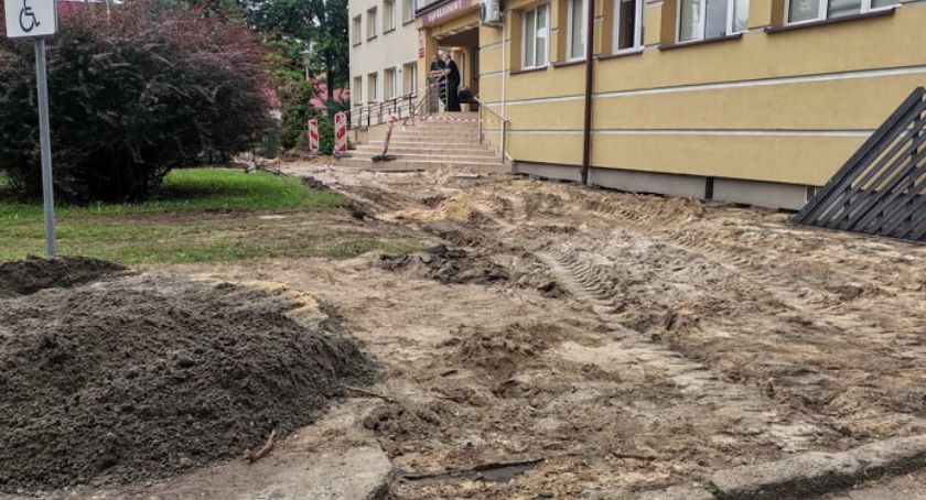 Chodnik przed sądem w remoncie