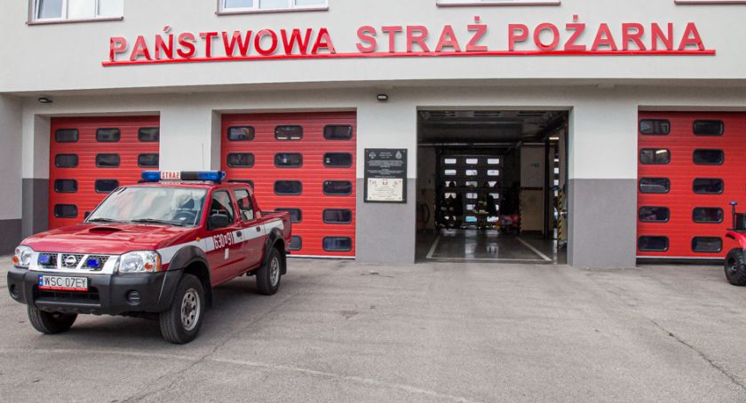Interwencja straży na Piłsudskiego - z okna wydobywał się dym