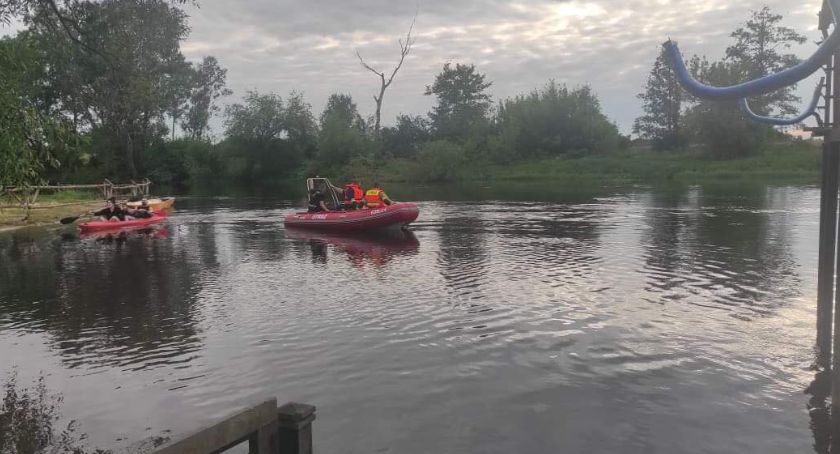 Trwają poszukiwania kajakarza, który zaginął wczoraj na Bzurze. Policja prosi o pomoc