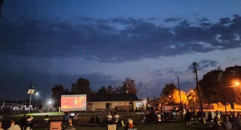 Rybno. Mieszkańcy miło spędzili czas podczas projekcji filmu