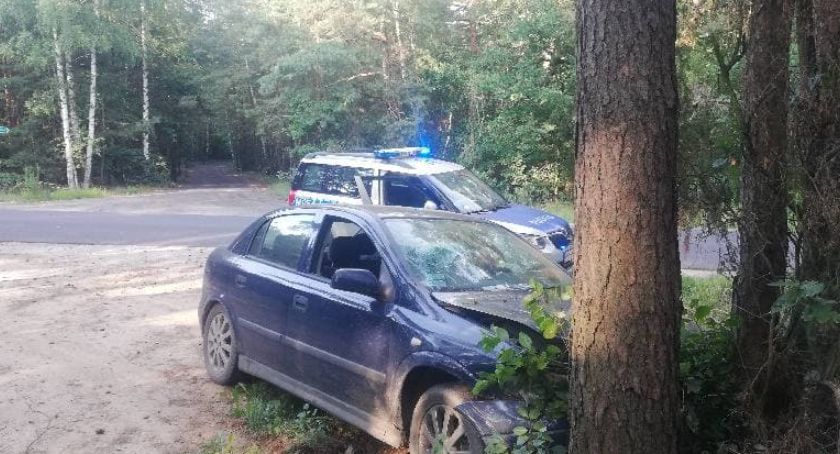 Sochaczewianin uciekał przed policją, uderzył w drzewo. A to dopiero początek...