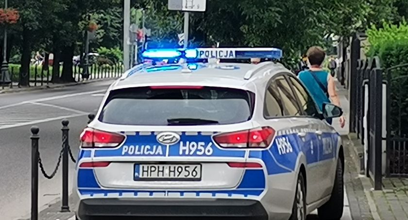 Nie zatrzymał się do kontroli, porzucił auto w lesie – sochaczewianin ma poważne problemy