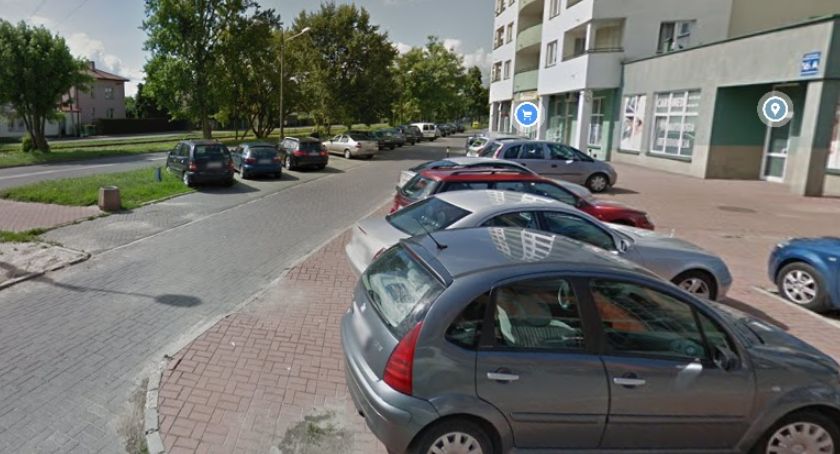 Ulica Piłsudskiego w Sochaczewie - zderzyły się trzy pojazdy 