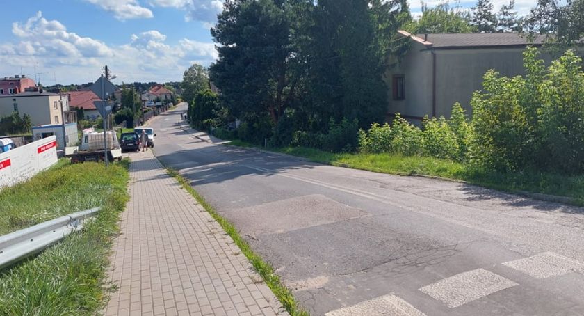Ulica Rozlazłowska w Sochaczewie - pijany jechał autem  