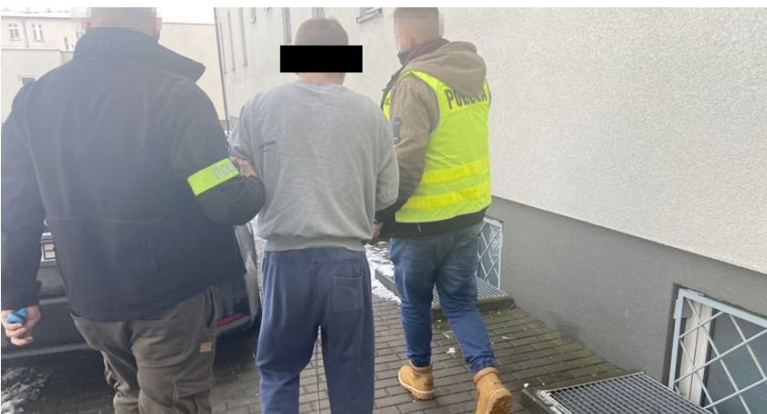 Rozbój z użyciem noża bojowego - kobieta broniła się mopem 