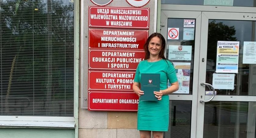 Młodzieszyn. Podpisano umowę na budowę wielofunkcyjnego boiska przy SP w Kamionie
