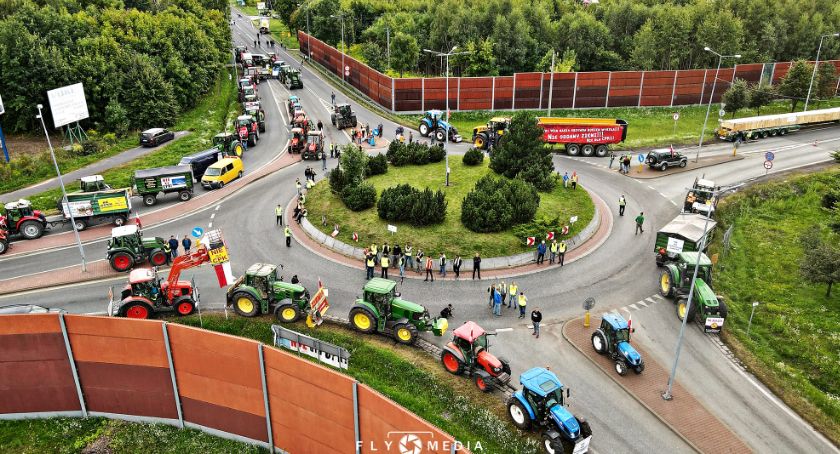 Protest rolników na rondzie w Kuznocinie - miasto stanęło [FOTO]