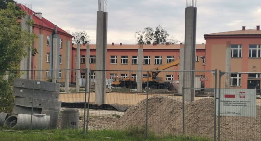 Hala przy Osiemdziesiątce rośnie