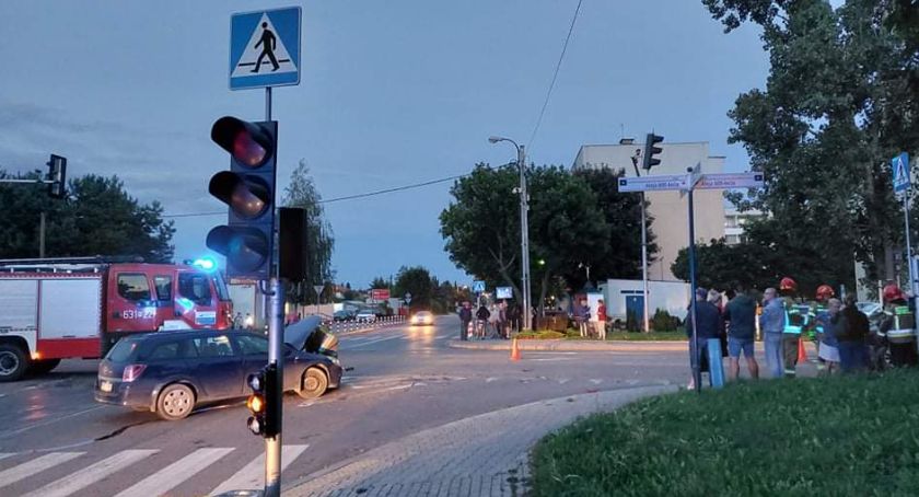 Zderzenie trzech samochodów na skrzyżowaniu w Sochaczewie. W jednym z aut było dziecko [AKTUALIZACJA]