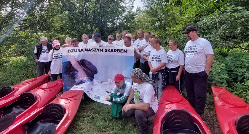 Kajakami na Bzurze 2021 - sprzątanie rzeki w ramach programu NOWEFIO 