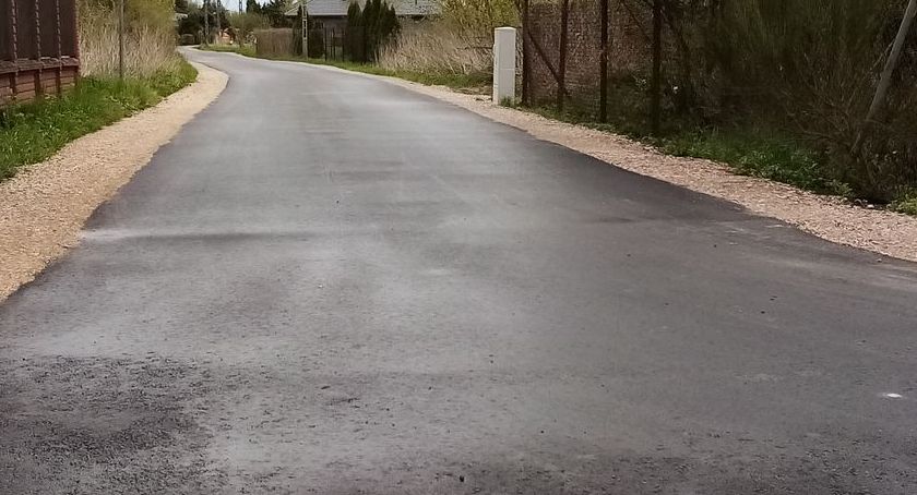 Gmina Sochaczew – leją asfalt na drogach w Wójtówce, Kątach, Altance