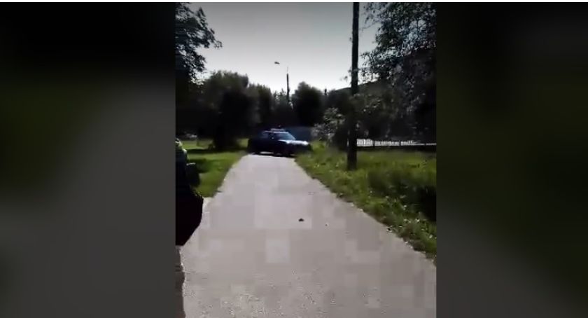Żeromskiego w Sochaczewie - taksówką po trawnikach [WIDEO]