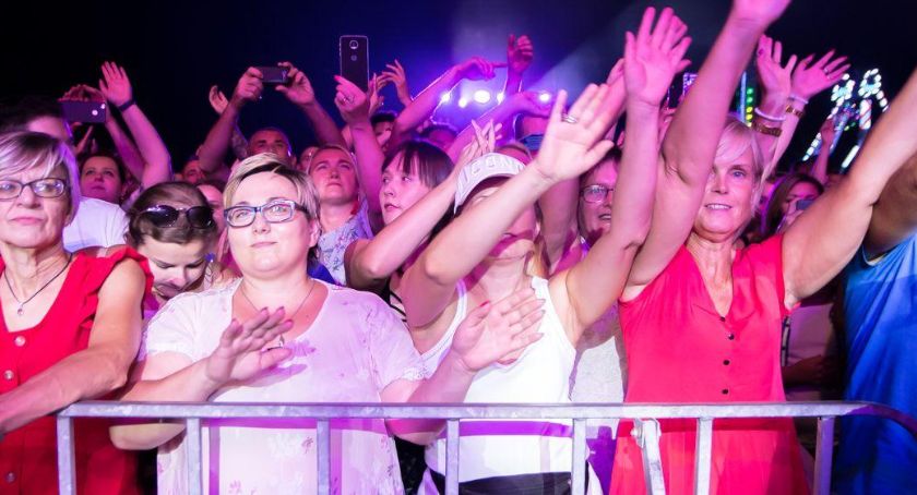 Skierniewickie Święto Kwiatów, Owoców i Warzyw 2021 - jakie zespoły disco wystąpią na scenach? 