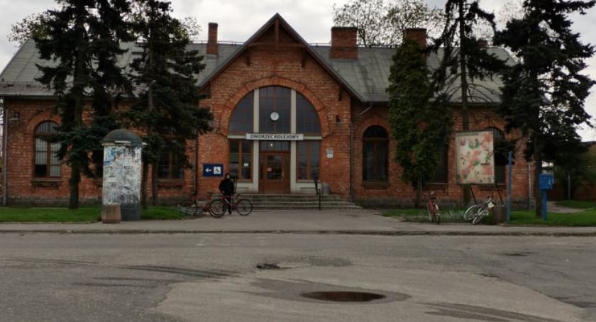 Stacja PKP w Sochaczewie - próba kradzieży roweru. Monitoring zadziałał