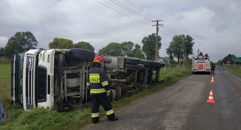 Kozłów Szlachecki – ciężarówka w rowie, dwaj kierowcy z mandatami