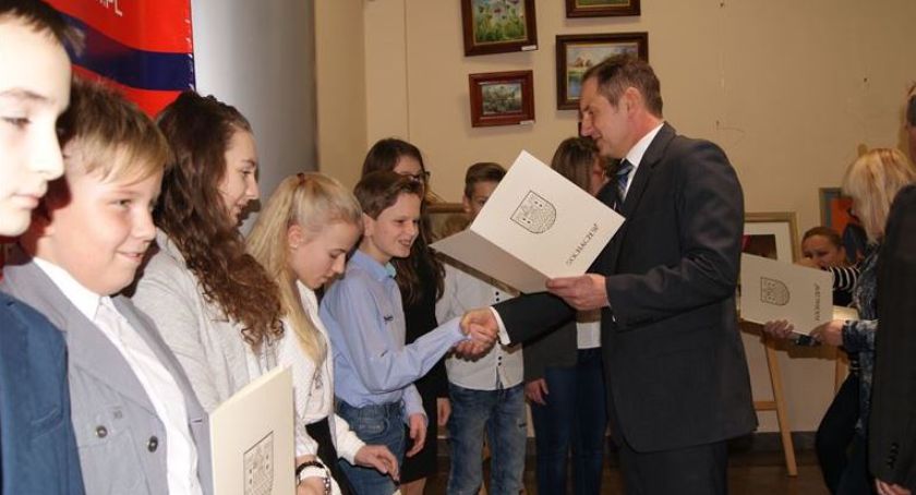 Stypendyści burmistrza Sochaczewa - wręczenie decyzji w szkołach