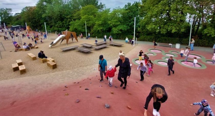 Strefa wodna i teren rekreacyjno-parkowy w gminie Teresin - jak park Bajka w Błoniu 