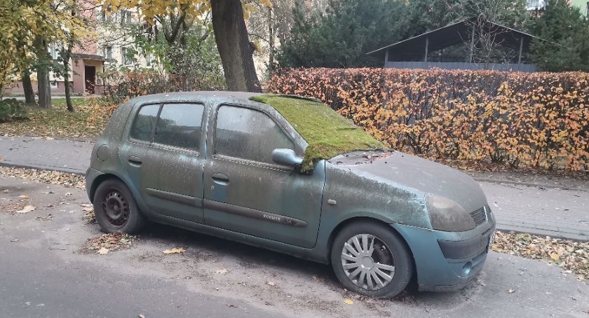 Ulica Kaczorowskiego w Sochaczewie - auto wrosło w krajobraz