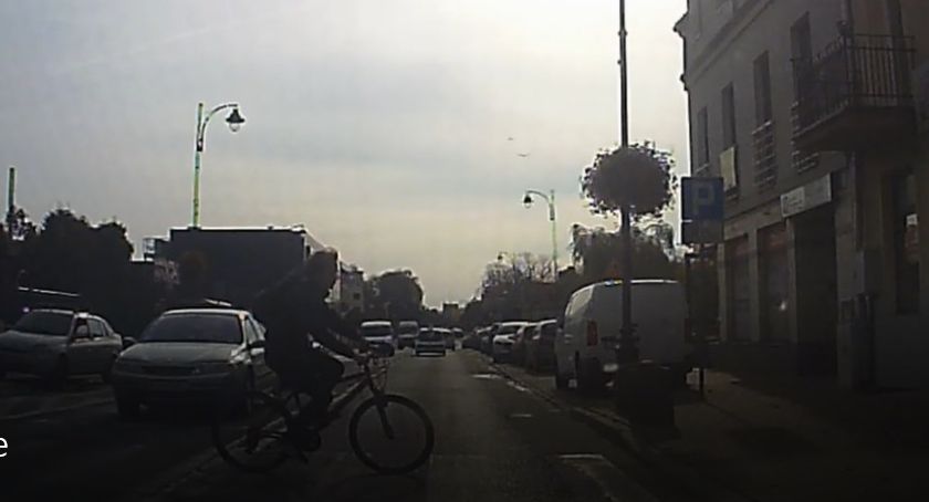 Traugutta w Sochaczewie - na rowerze po przejściu dla pieszych? [WIDEO]