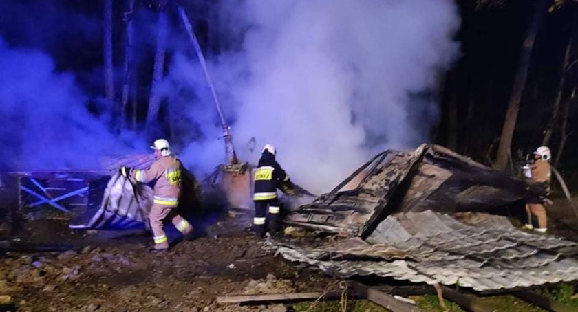 Pożar w Rokotowie - spłonął budynek, w środku były butle z gazem[FOTO]