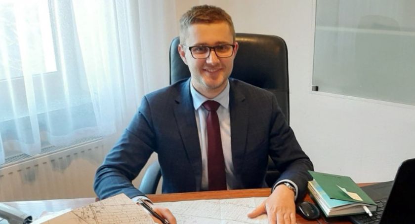 Wójt Damian Jaworski wraz z GBP w Rybnie zaprasza na koncert pieśni patriotycznych
