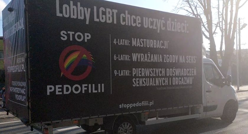 Homofobus w Sochaczewie - homofobiczny bus grzmi o lobby LGBT w naszym mieście