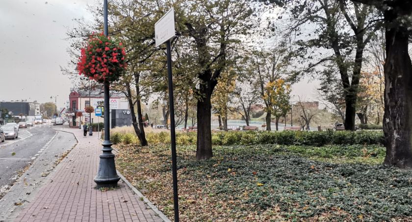 Nietrzeźwi nastolatkowie w parku przy Traugutta