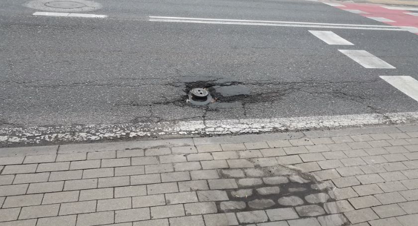 Ulica Traugutta w Sochaczewie - dziury przy Lidlu niebawem znikną