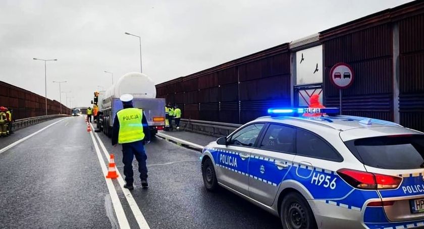 Kolizja ciężarówek na obwodnicy Sochaczewa