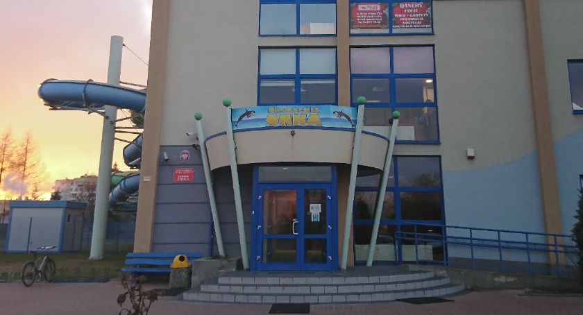 Na basen z maseczką - interwencja mieszkańca 
