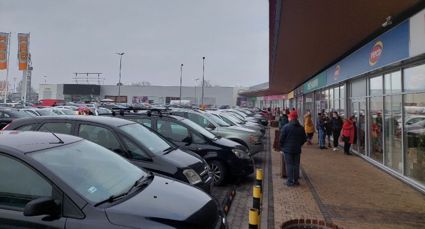 Sklepy w Sochaczewie - przedświąteczne kolejki i niedziele handlowe 